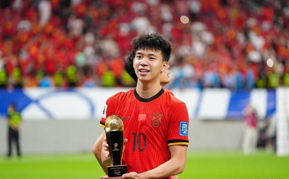 王钰栋被捧杀？名记警告：他需要更多时间成长！留洋要等到25岁_球员_陈华_比赛