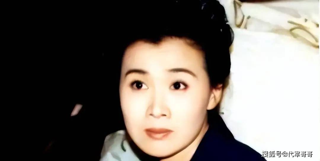 李媛媛墓地现状：杂草丛生似遗忘角落，鲜亮照片诉说昔日风华