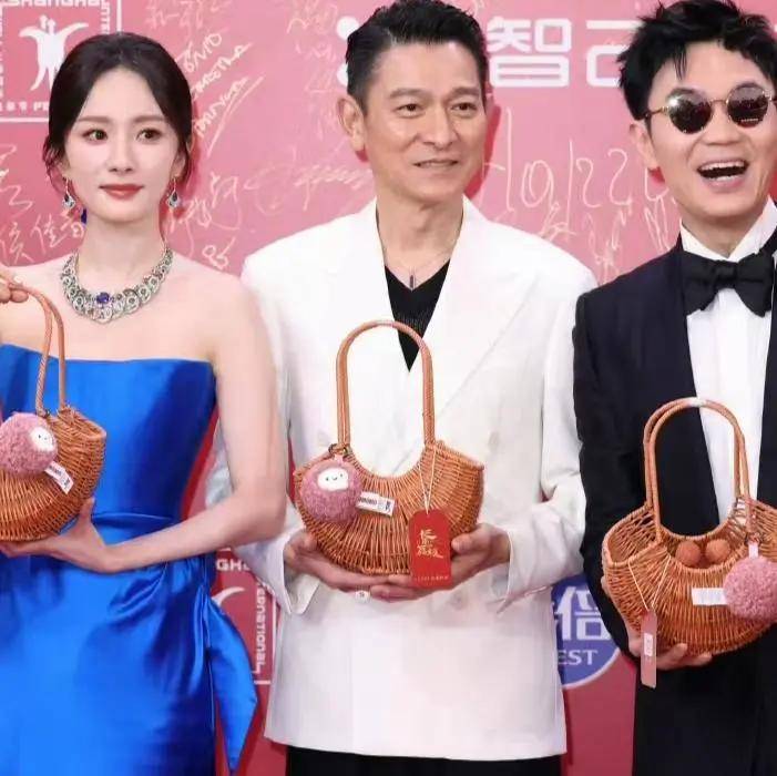 杨幂挽着刘德华疑似林萧上身！肤白貌美身材火辣性感撩人