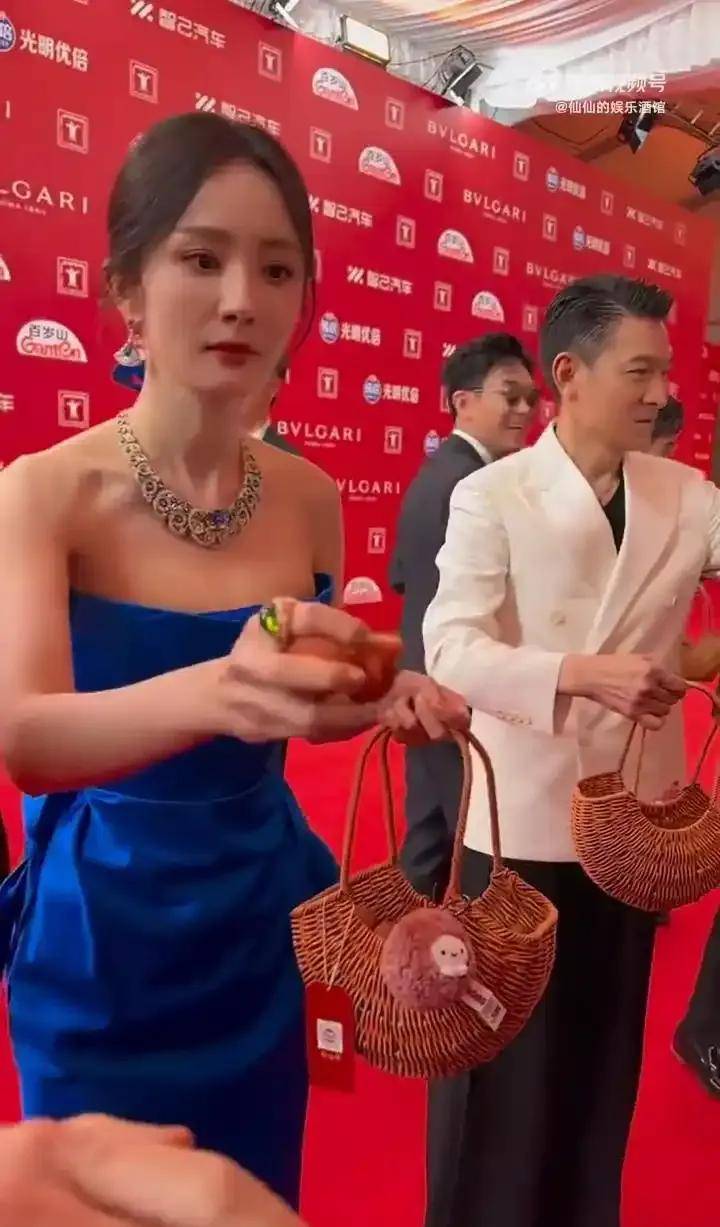 杨幂挽着刘德华疑似林萧上身！肤白貌美身材火辣性感撩人