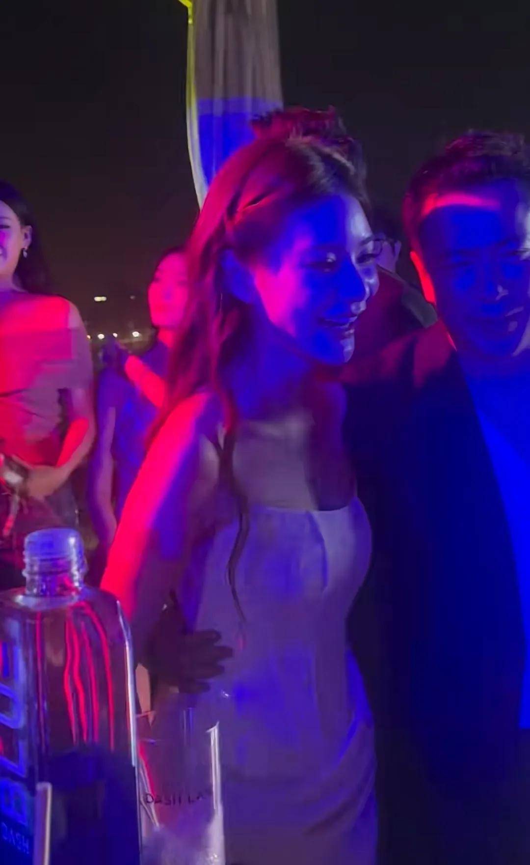 汪小菲夫妇参加电影节晚宴，王中磊搂马筱梅细腰，汪小菲被美女围堵