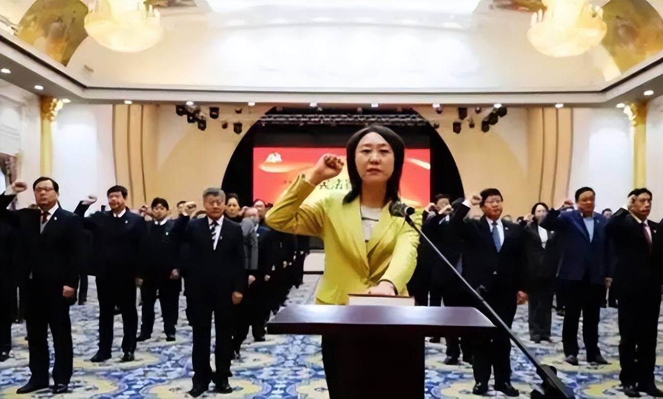女市长许爱莲，敛财5亿加拿大20套房产，后台关系通天