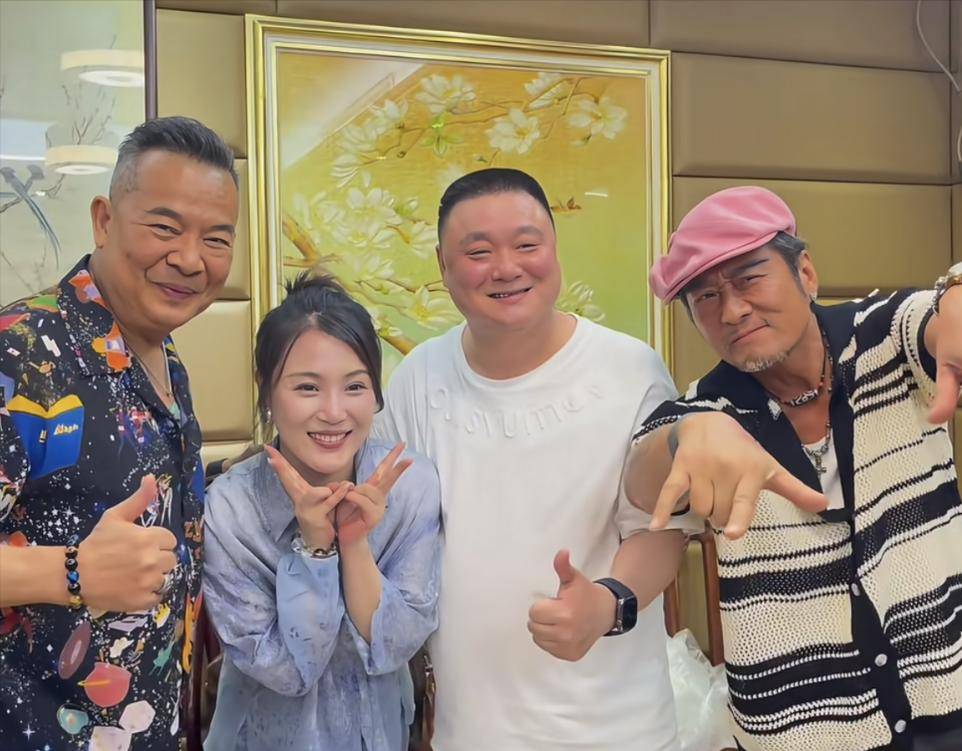 62岁孙兴与吴毅将聚会！豪吃海鲜好惬意，桌上两瓶茅台抢镜