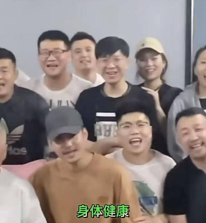 赵本山和徒弟们一起过父亲节，头发胡子全白了，女儿球球亲吻脸颊