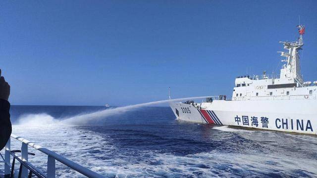 中方船停中业岛附近，菲方吓得够呛，生怕中方把坐滩的招数学了去