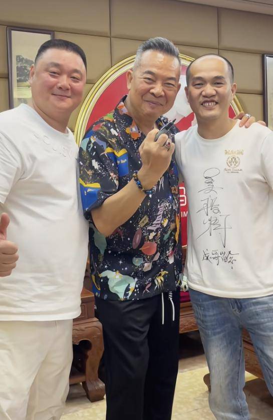 62岁孙兴与吴毅将聚会！豪吃海鲜好惬意，桌上两瓶茅台抢镜