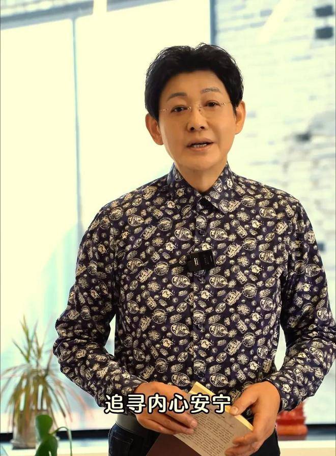 62岁程前罕见露面：昔日&quot;央视一哥&quot;两鬓斑白，儒雅气质不减当年