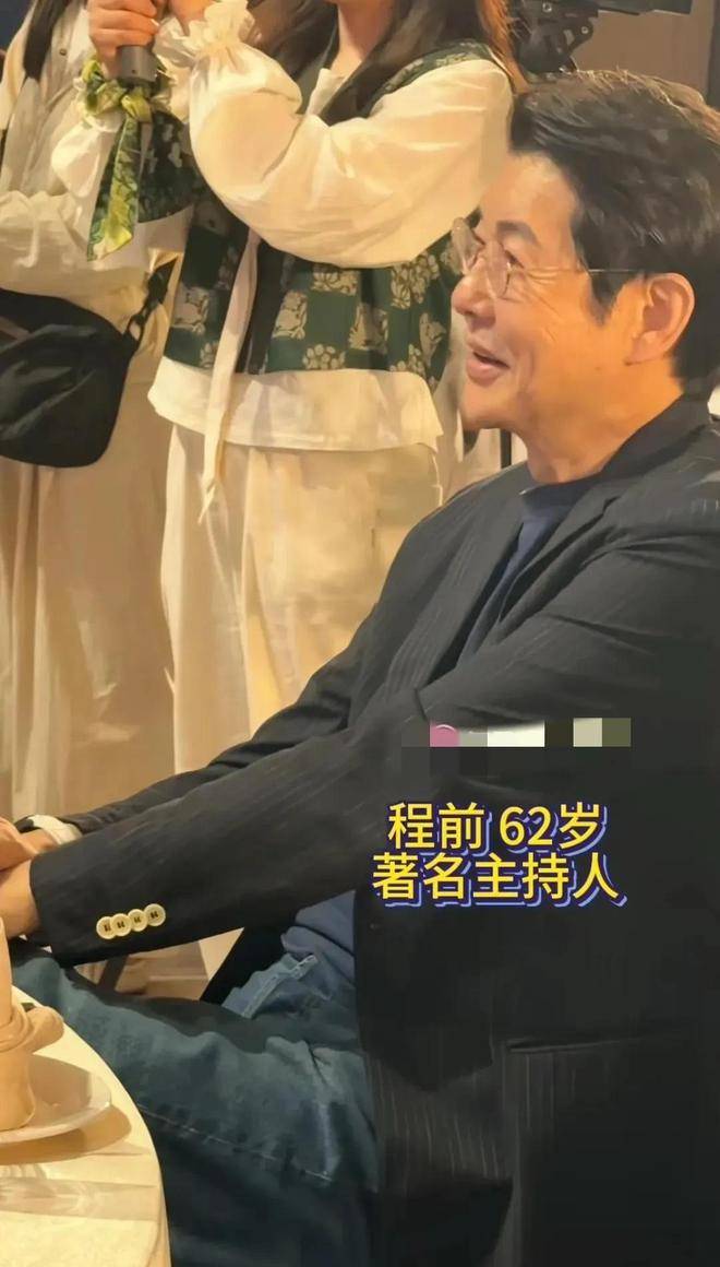 62岁程前罕见露面：昔日&quot;央视一哥&quot;两鬓斑白，儒雅气质不减当年