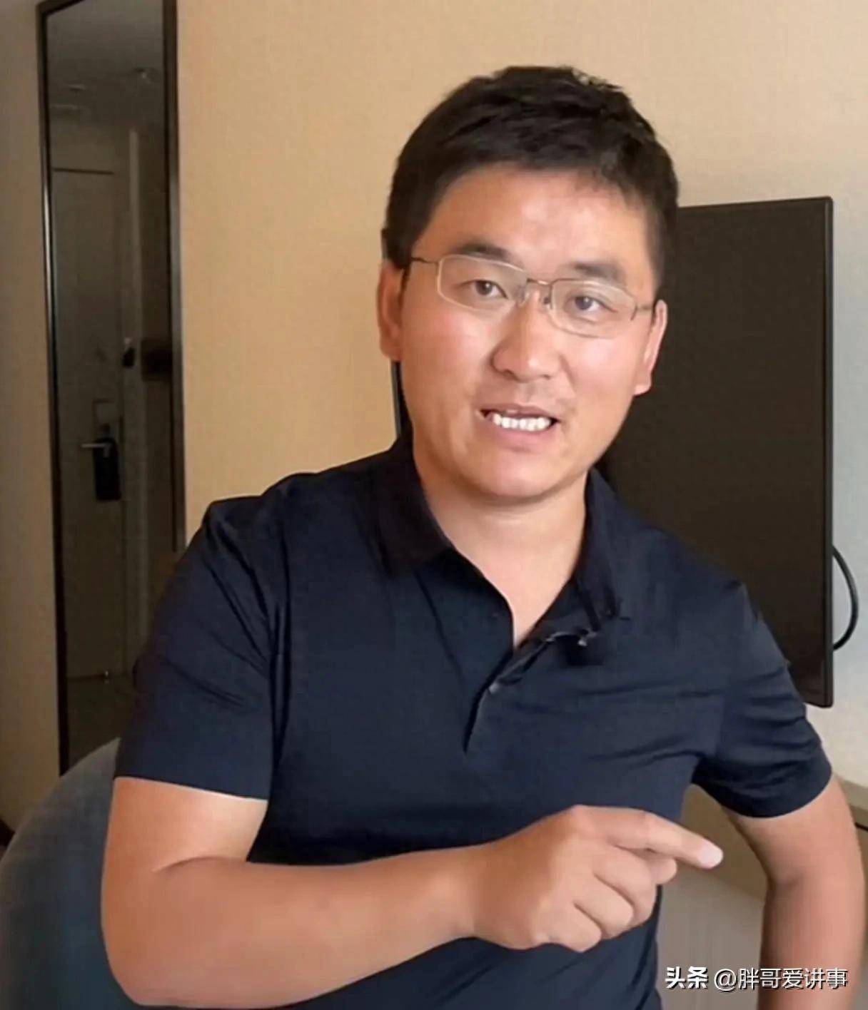 40岁网红姜涛现身妇产医院，被网友围观，女友小腹隆起疑似怀孕！