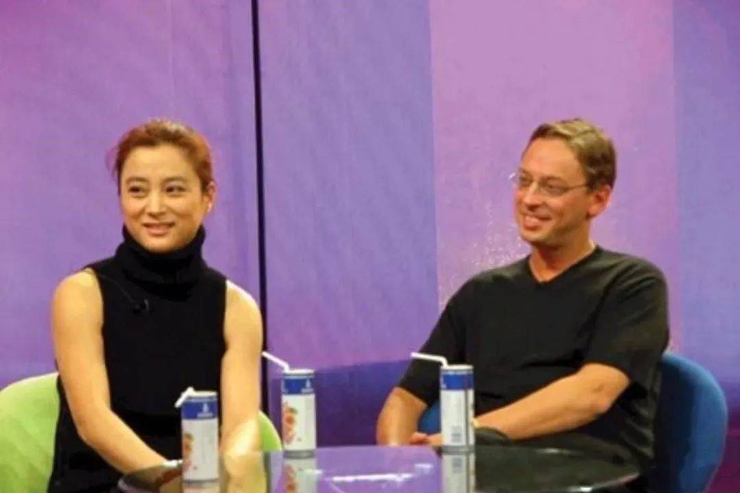 62岁“玉兔精”李玲玉落魄卖唱，坎坷情史唏嘘曝光，混血儿子高大帅气