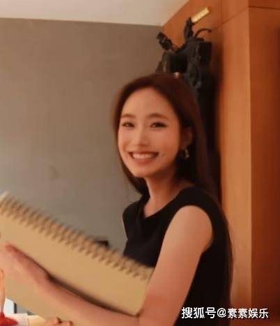 小S二女儿疑似整容，外貌模样大变，小S为女儿举办画展却关闭评论