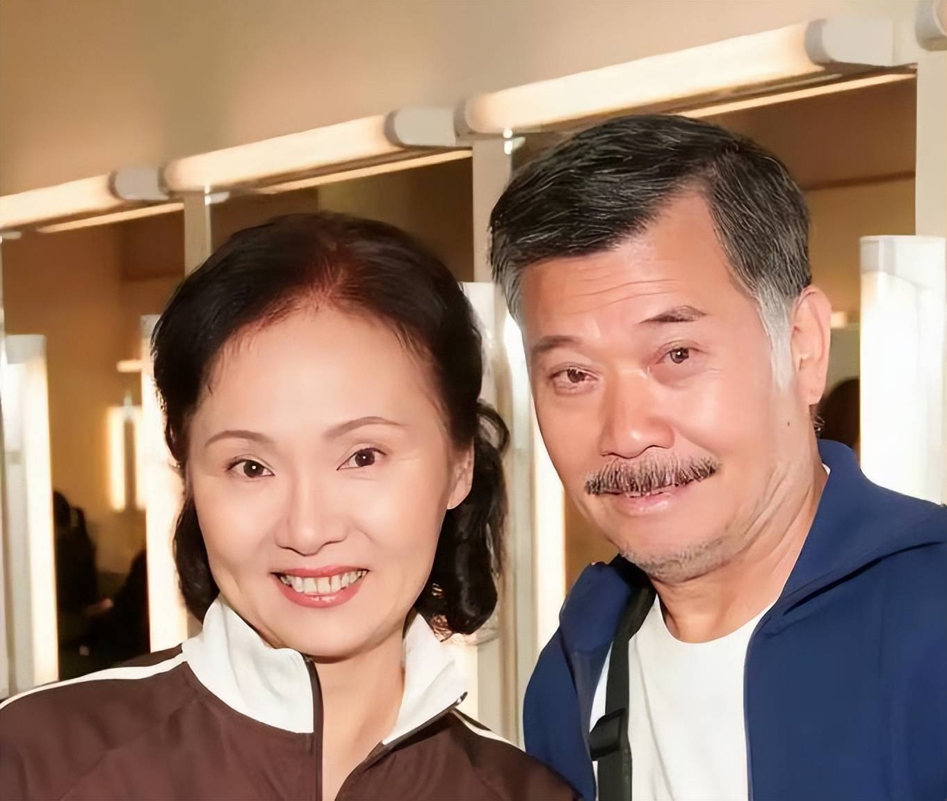 88岁香港导演唐佳坠楼身亡！现场惨烈身首异处，初判因妻病重自杀