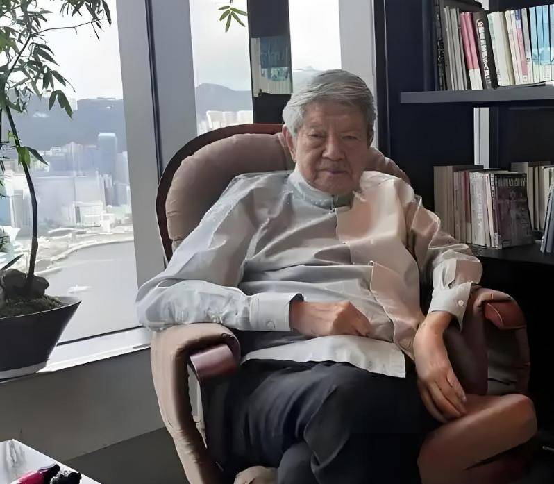 蔡澜去世前给8位保姆派发红包，并亲自写了卡片！内容太接地气了
