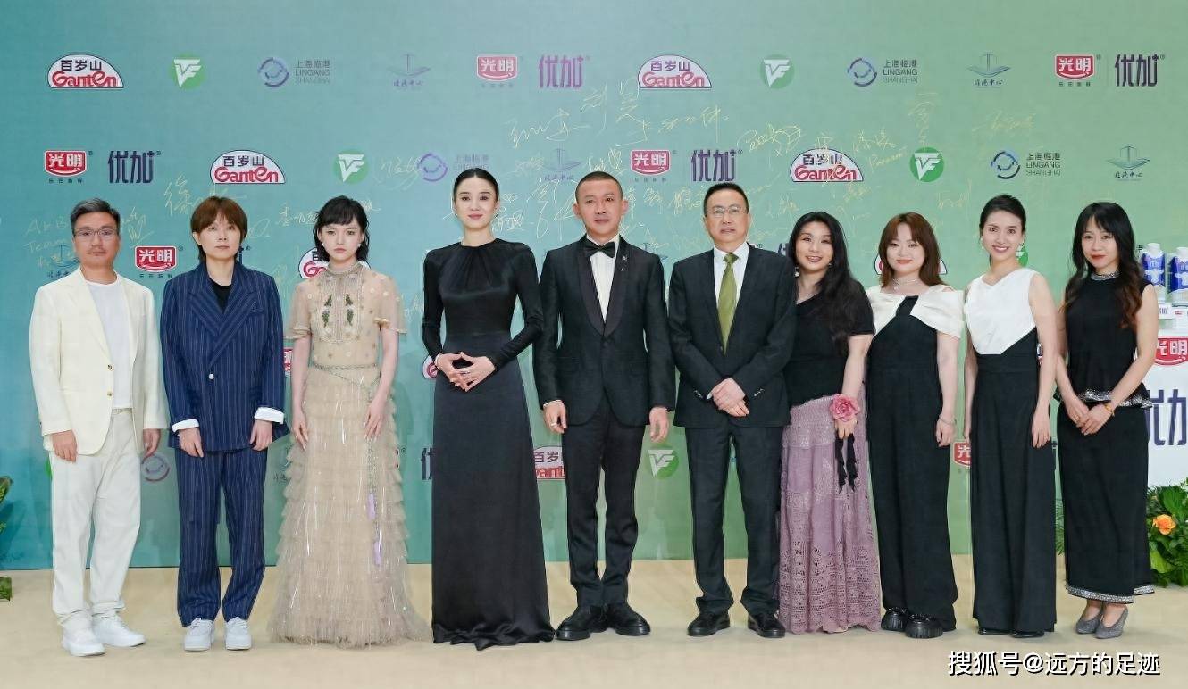 第30届白玉兰奖落幕，刘亦菲红毯缺席惹争议，网友质疑体面人设崩塌