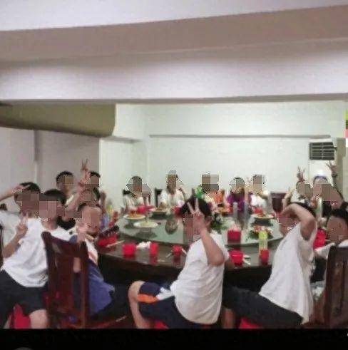 溺宠娇宝贝:21名小学生凑300元聚餐，饭店老板回应贴钱上20多道菜：孩子们集体鞠躬致谢