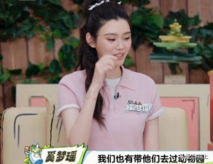 奚梦瑶自曝坐月子后遗症，镜头下移惊现腿部问题，豪门富太也难逃此困扰