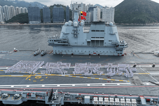 从“香港你好”到“国安家好”，航母访港，甲板的字为何变了？