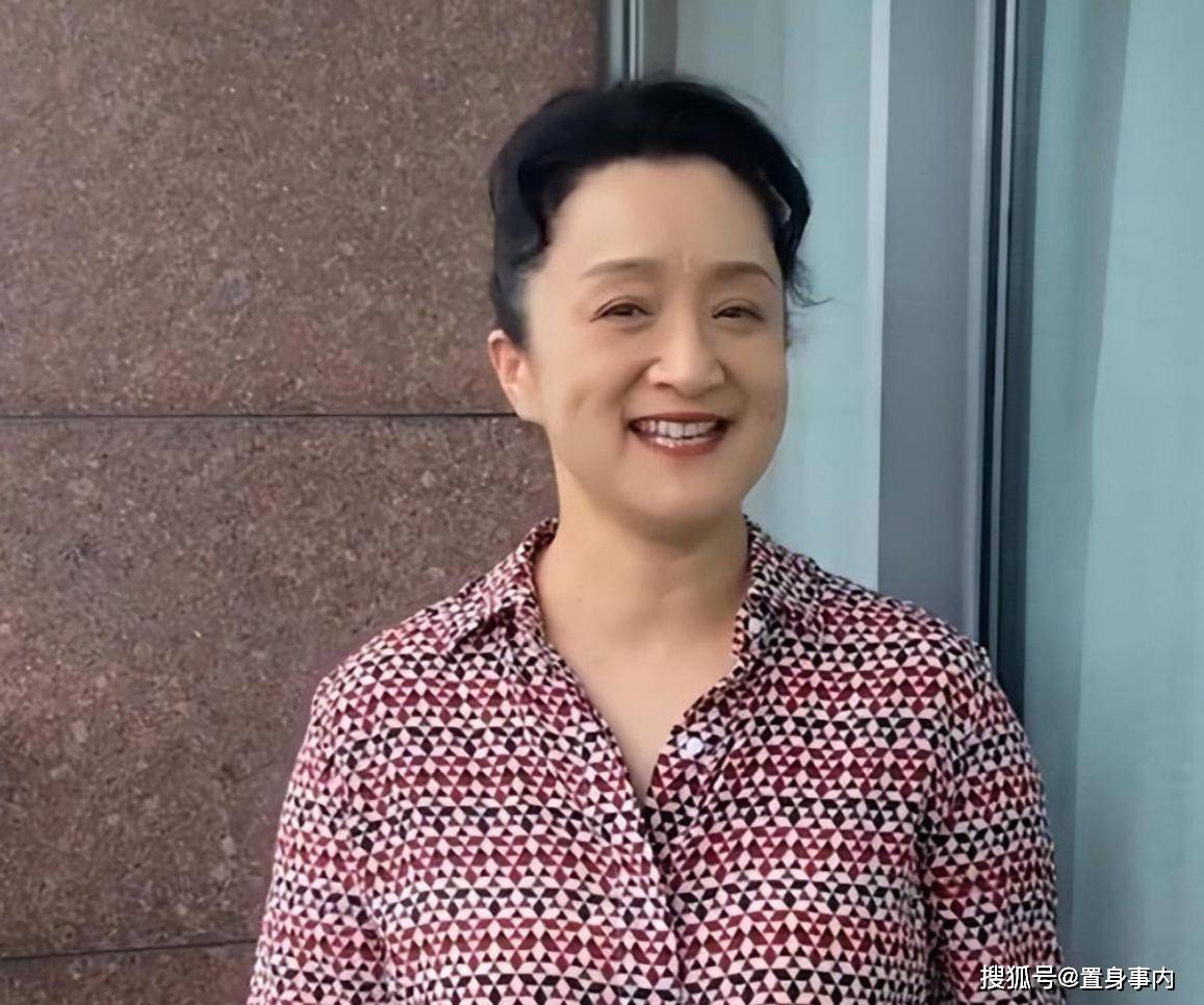 丈夫欠债别墅遭拍卖，靠2500退休金过活，无儿女的杨昆咋样了？