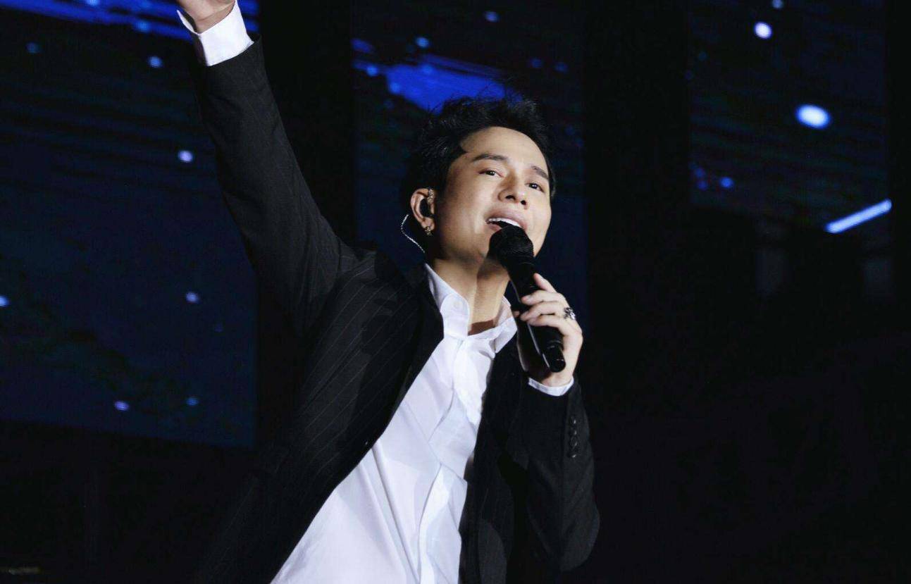 一位曾因《心痛2009》风靡一时的“彩铃歌手”——欢子，最近居然宣布要举