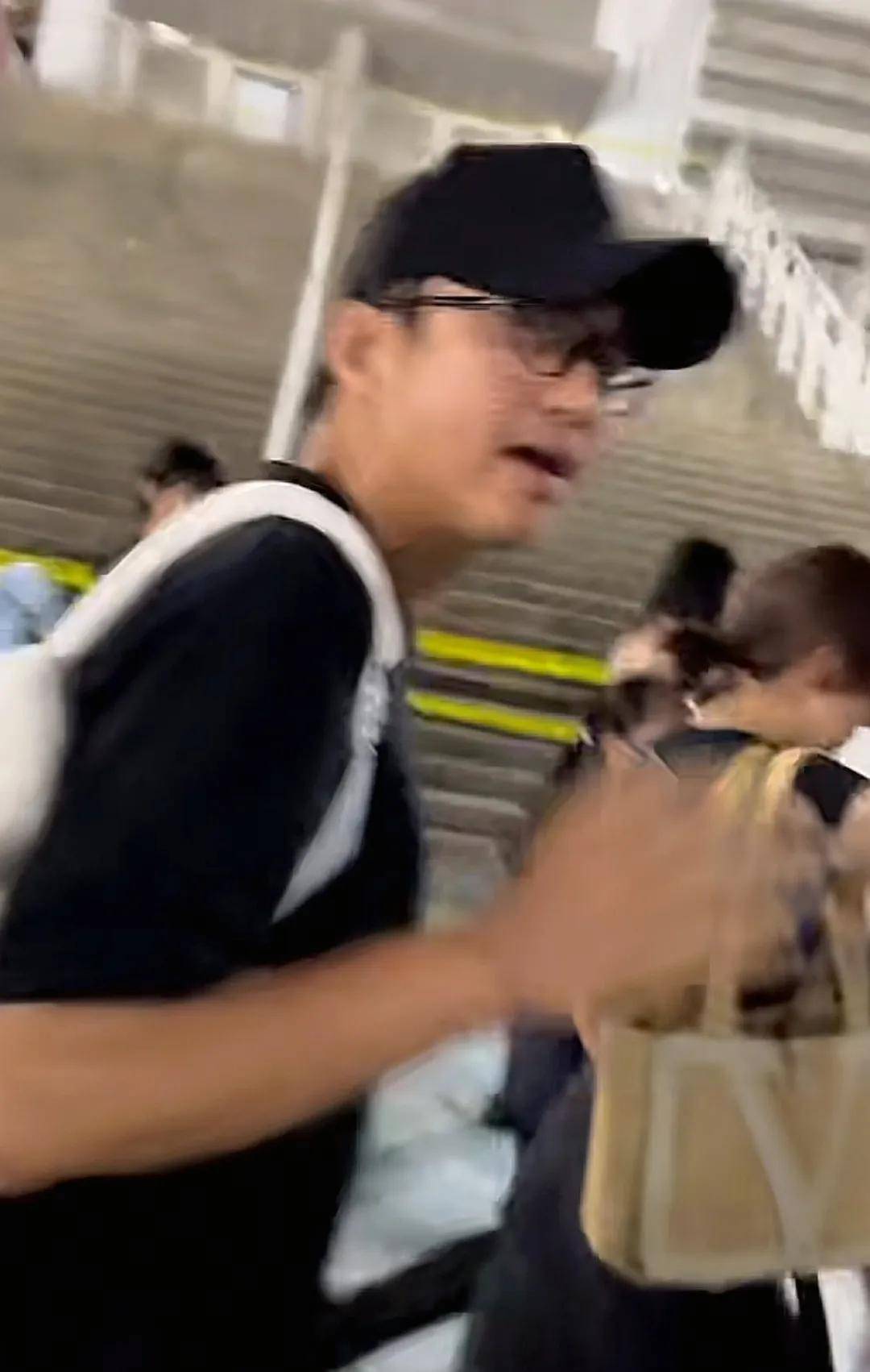 孙俪一家韩国看BP演唱会，小花被晒黑好多，邓超给女儿背包好可爱
