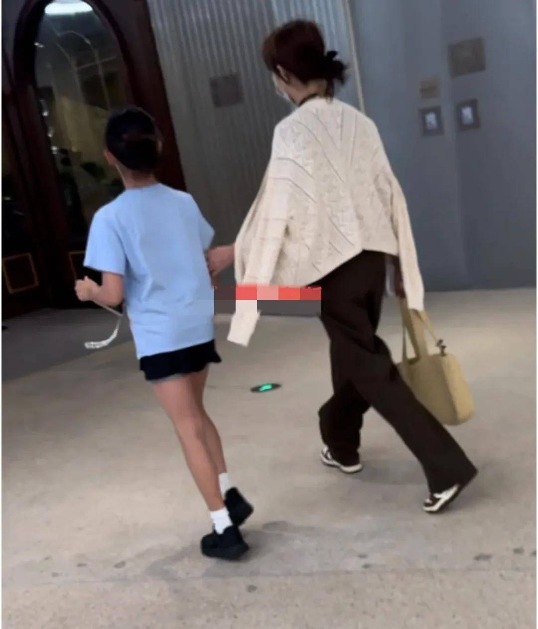 孙俪一家韩国看BP演唱会，小花被晒黑好多，邓超给女儿背包好可爱