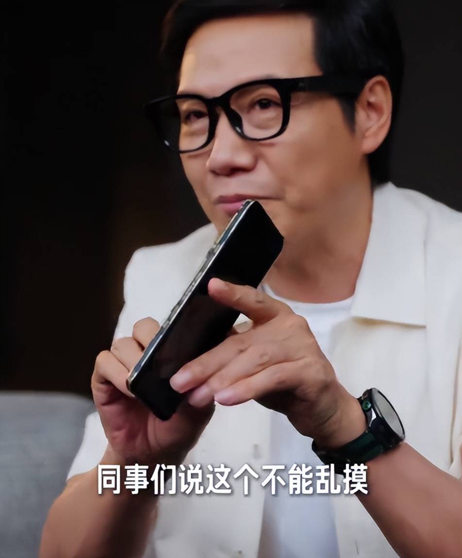 原创             小米刚发布这新机把我看呆了！雷军刚上手就掉漆...