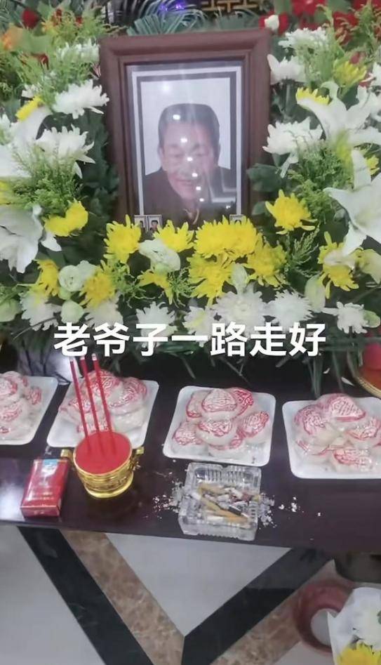 杨少华灵堂遗照曝光！儿子杨伦穿红衣奔丧，饭店发文：停业一月