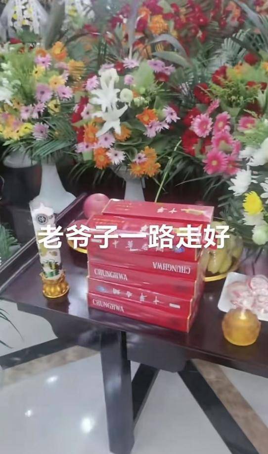 杨少华灵堂遗照曝光！儿子杨伦穿红衣奔丧，饭店发文：停业一月