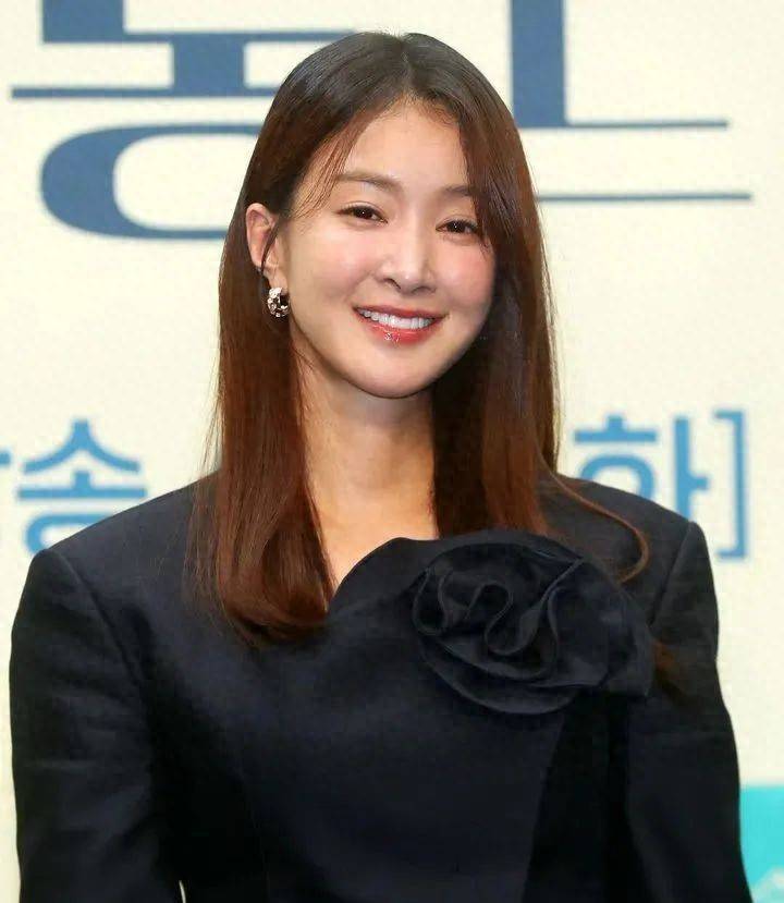 两人于2016年开始恋爱，并于2017年结婚。在那年，李诗英在拍摄电视剧《守