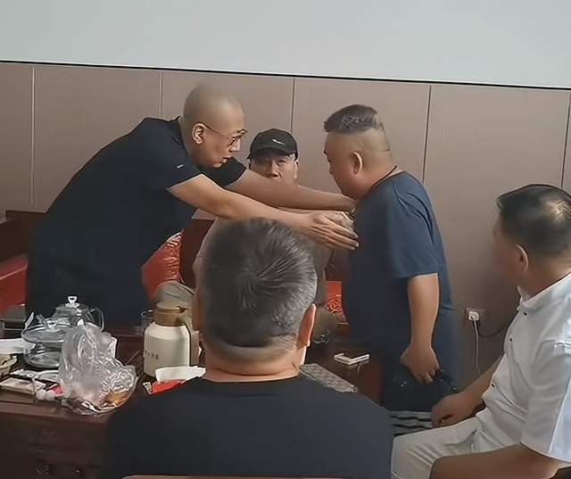 杨少华吊唁仪式如修罗场！杂耍、闹场、大和解，刺青男穿裤衩主持
