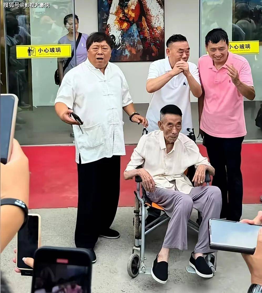 杨少华灵堂成照妖镜：贡品靠外人送，亲儿缺位，郭德纲道破人心