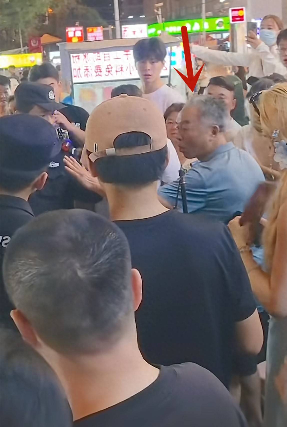 抢夺百万彩票的摊主“社会性死亡”了：生意要凉凉名声也臭了！500彩票网- 开奖查询- 体彩专家分析足彩比分直播平台