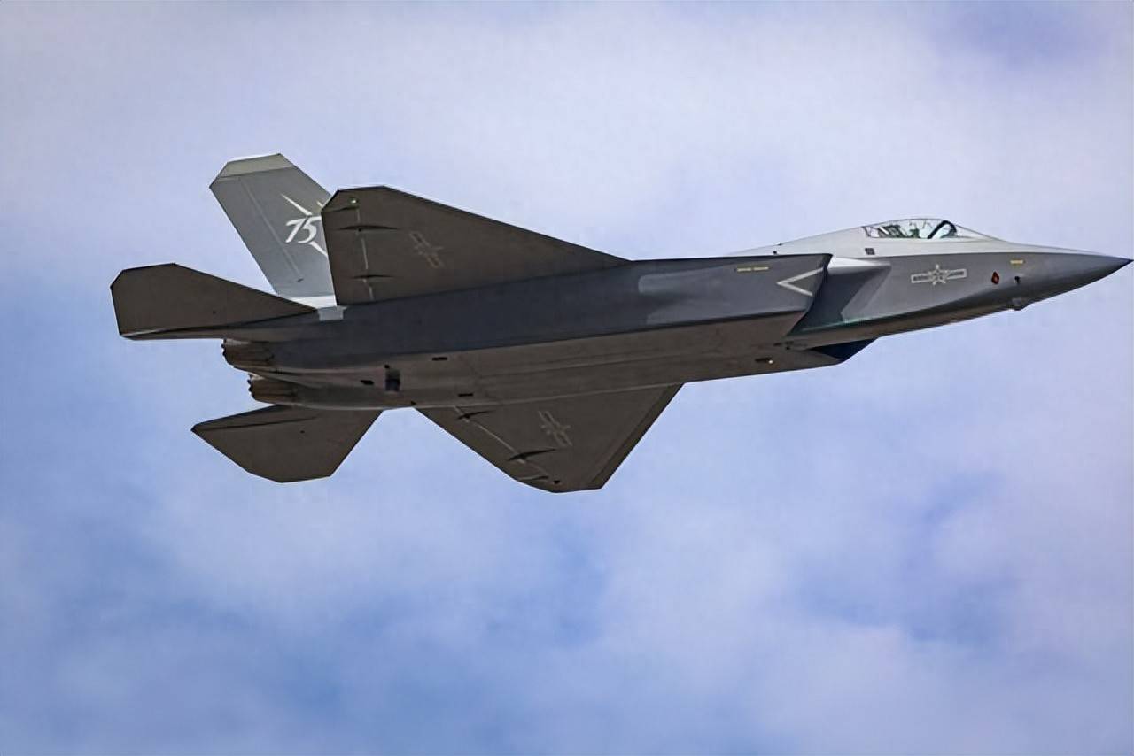 央视首曝歼-35生产线！性能碾压美F-35，福建号舰载机传来喜讯