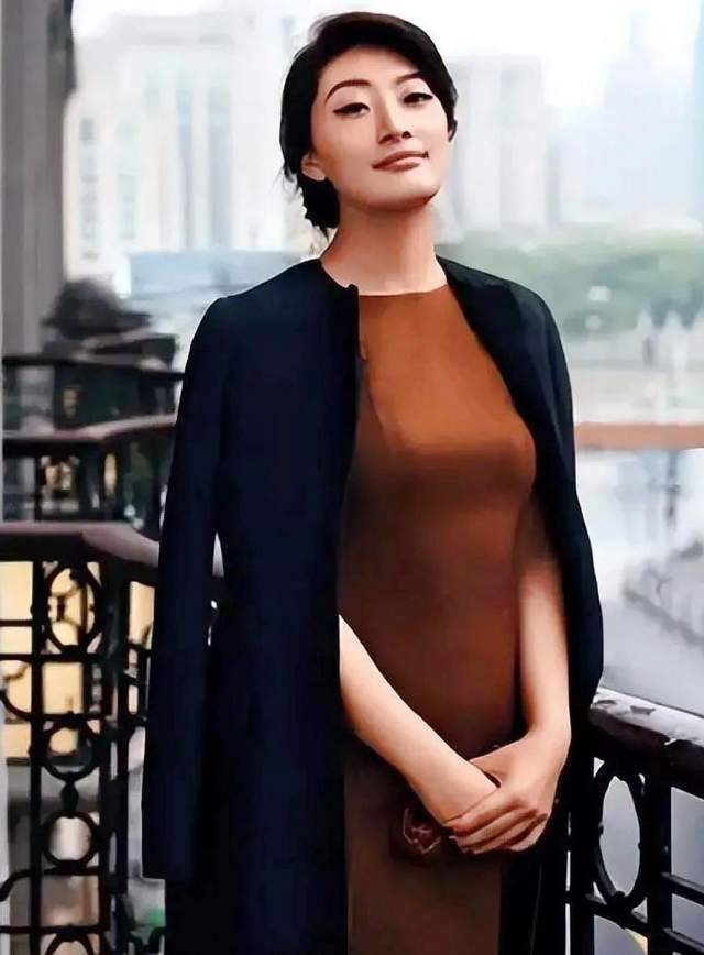 宗馥莉亲叔叔爆她前夫竟是杜建英的亲弟弟！宗馥莉將如何应对这一危机？