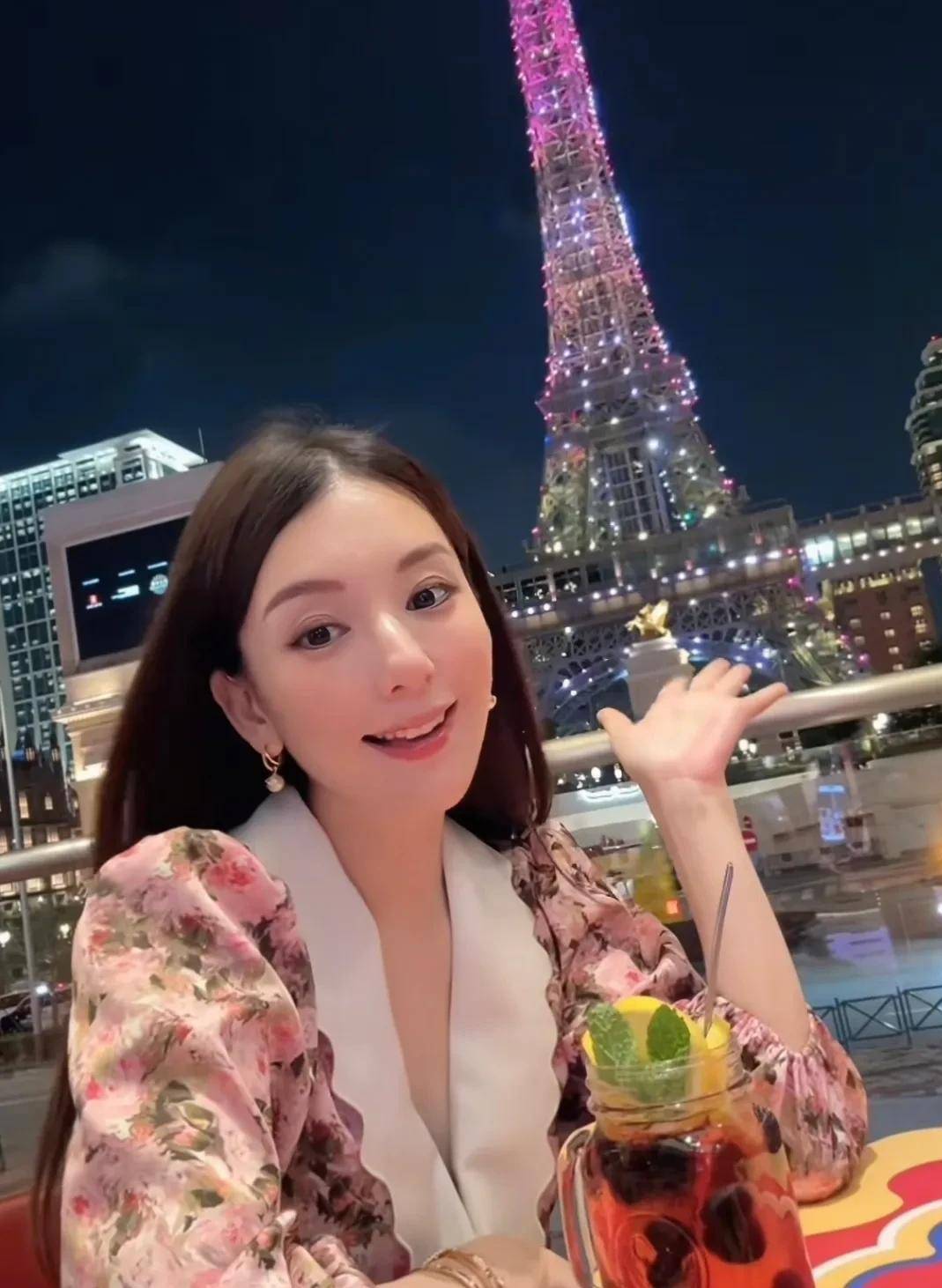 郭富城奖励老婆黑卡，方媛开心到澳门旅游，怀孕6个月还是小v脸
