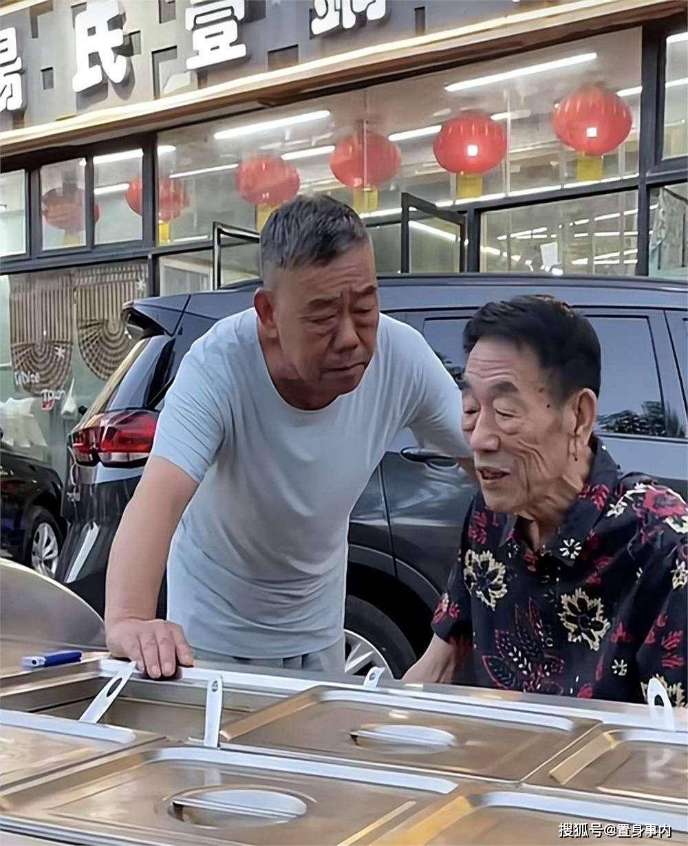杨少华头七刚过！儿子境况天差地别，杨老三悲痛住院，杨议只顾吃