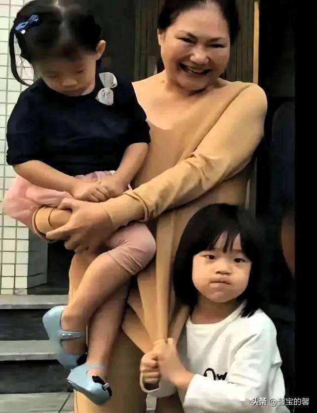 s妈疯狂晒娃背后豪门抚养权暗战升级孩子成舆论棋子