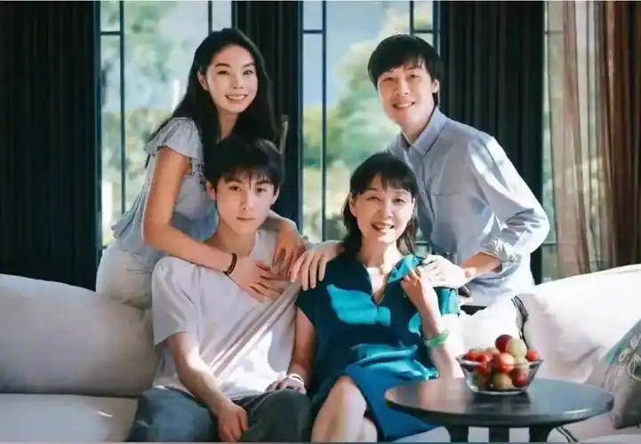 杜建英丈夫：并未离婚，两人婚姻持续至今，还生了一个儿子已36岁