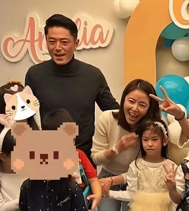 林心如全家福曝光，7岁女儿脸型像妈五官像爸，网友：这颜值基因太强大了