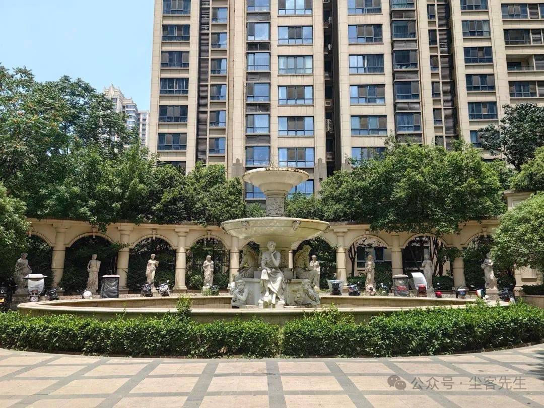 瓷片脱落到楼体倾斜：西安曲江龍邸业主的“不安之家”