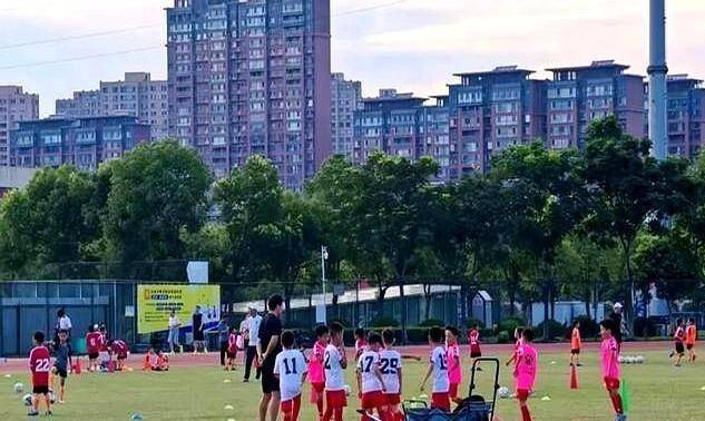 全城热地“六连胜叫扬叔 - 全网最会整活的苏超球迷  足球圈热梗收割机”效果：苏超带动南通暑期“足球热潮”