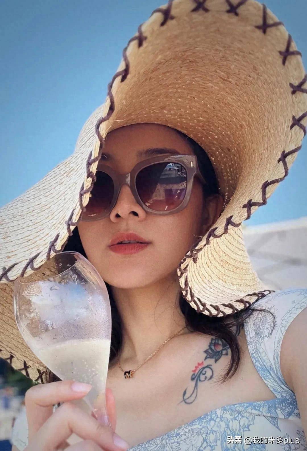 陈赫前妻晒新老公！38岁许婧坐游艇出海，外籍丈夫一双蓝眼睛超帅