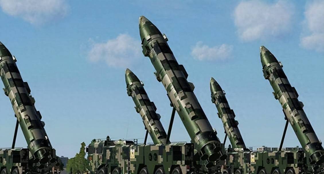 “东风-27”导弹从西北内陆基地升空以15马赫速度冲出大气层