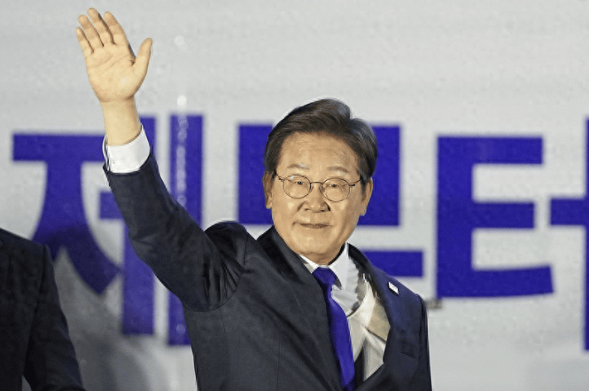 李在明不来中国的9.3阅兵了？果然还是不敢得罪美国，中国外长挂断电话，送了韩国一句话
