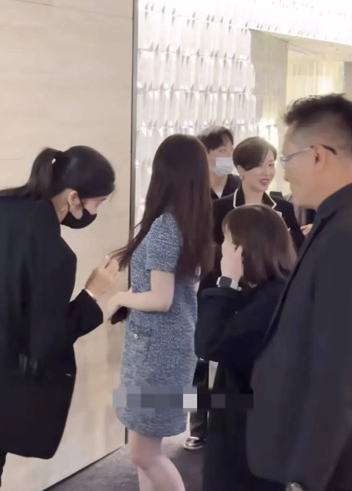 邱淑贞女儿沈月铜锣湾被偶遇，22岁像35岁显老，比不上妈妈年轻时
