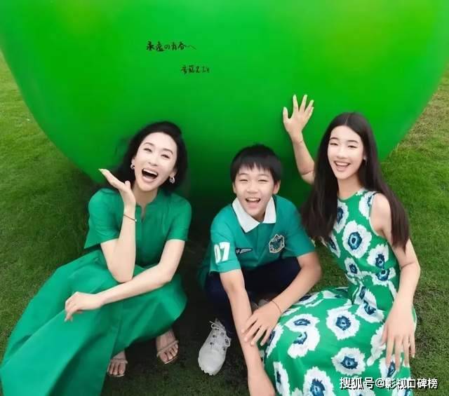 苗圃一家巴黎度假，富商老公打扮时髦，11岁女儿个子高、大长腿