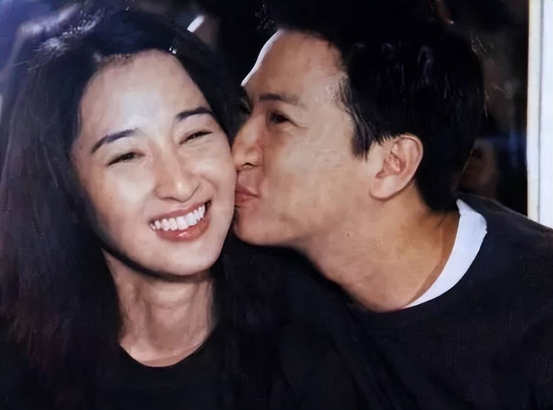 张家辉带妻子关咏荷看演唱会，同样的年纪关咏荷却呈现断崖式衰老