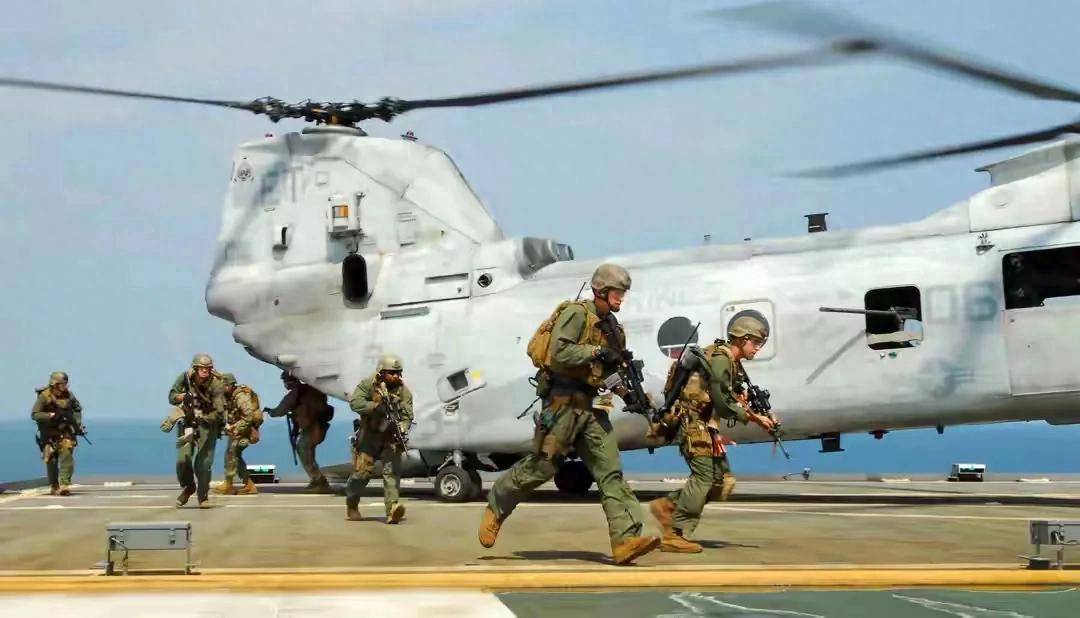 美军重兵驻守阿拉斯加，普京手握强大武器，孤身赴会，丝毫不慌