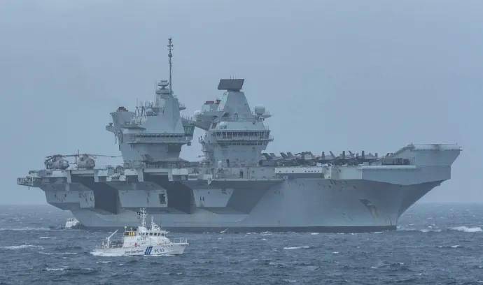 英航母驶入横须贺，甲板上F35B密密麻麻，日本纳闷：为啥中国人不害怕？