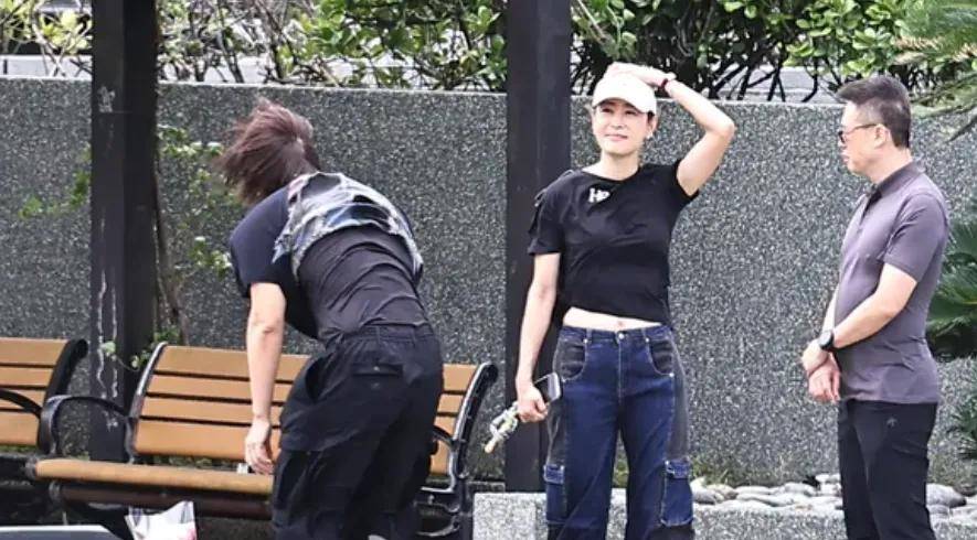 大S雕像迟迟没落成，言承旭只能到墓园祭拜，当场落泪吃饭都在哭